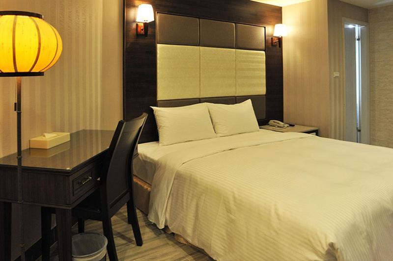 Maple Hotel Second Branch Tainan Extérieur photo