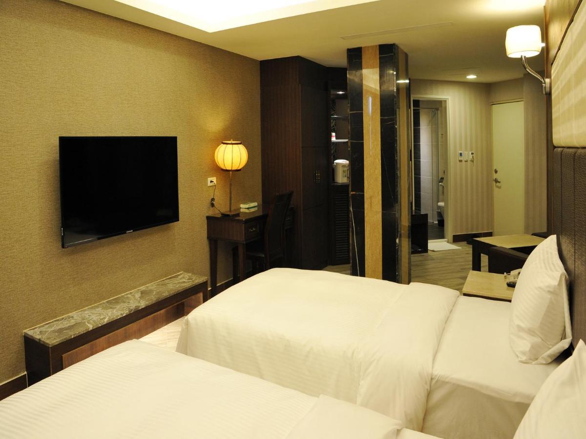 Maple Hotel Second Branch Tainan Extérieur photo