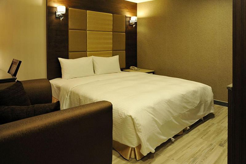 Maple Hotel Second Branch Tainan Extérieur photo